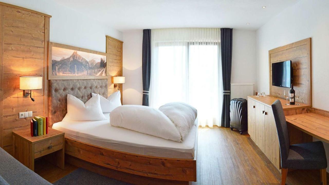 Doppel-/Zweibettzimmer mit Balkon